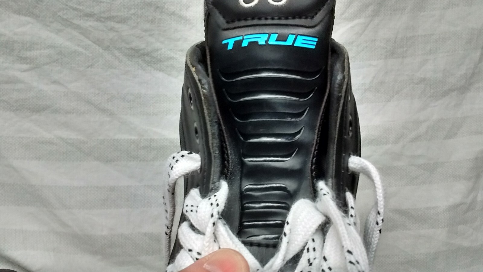 TRUE PRO STOCK HOCKEY SKATES W / SHOT BLOCKERS NEW ( 8 )