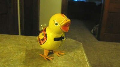 Vintage 1950-1960's Wind Up Tin Litho Inakita Made in Japan Chick Chicken