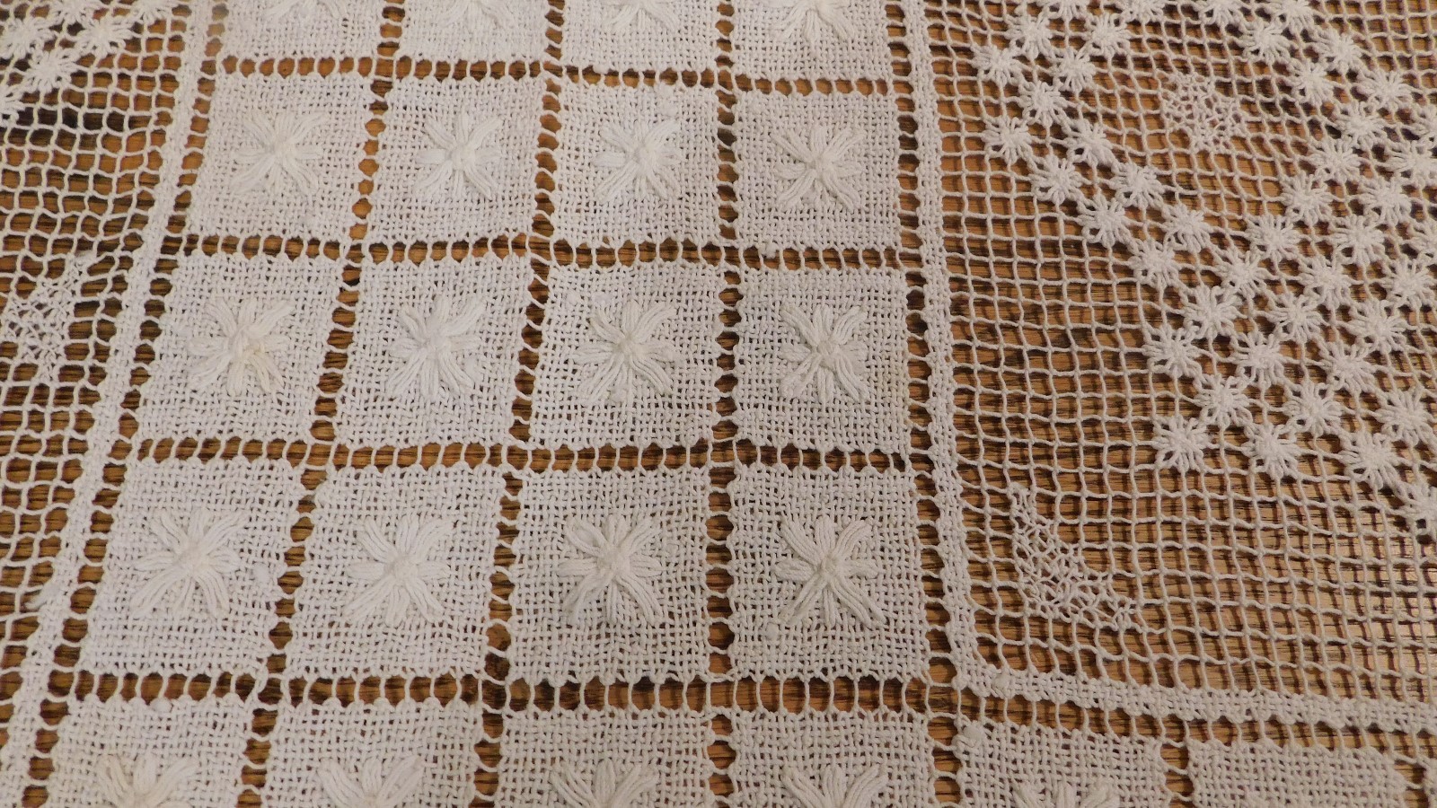 VINTAGE HAND KNOTTED FILET LACE TAGLECLOTH  EGGSHELL WHITE 62X76 COTTON