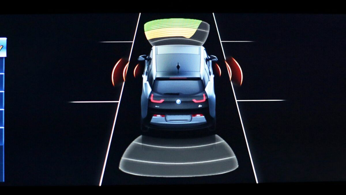Einparkhilfen mit optischer Anzeige zeigen dir, wie weit das Hindernis von Deinem Auto entfernt ist