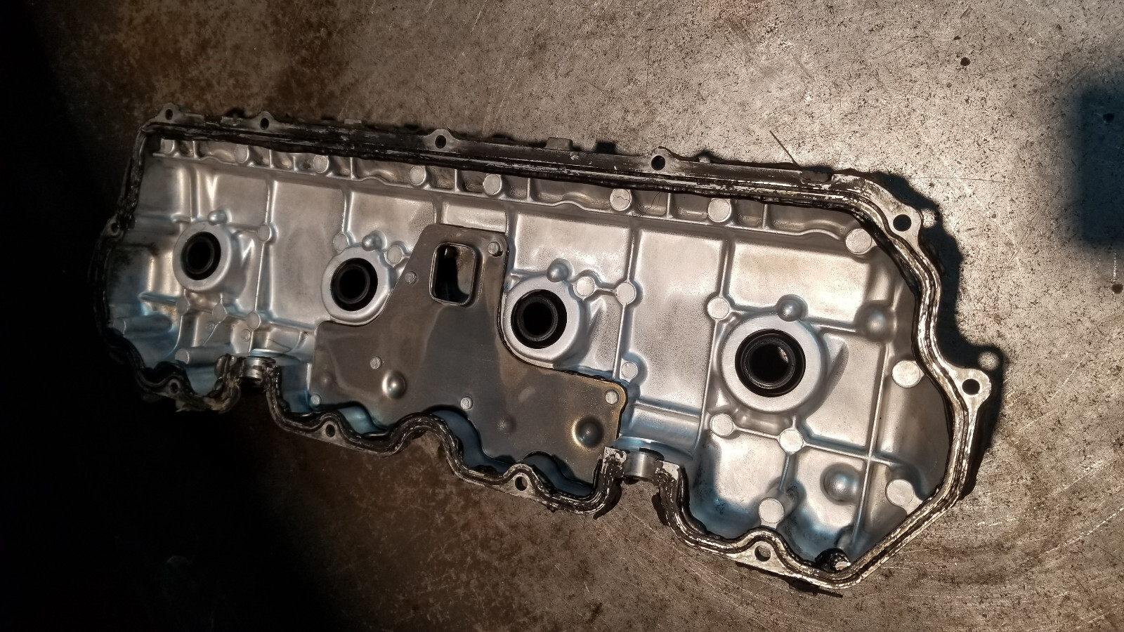 01 02 03 04 LB7 Duramax Diesel UPPER Valve Cover 97223559 - Picture 4 of 5