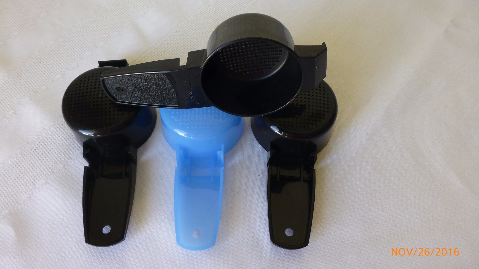 New Tupperware Kitchen Sifters Tiny Treasures KitchenGadgets Lot 1 Blue 3 Black