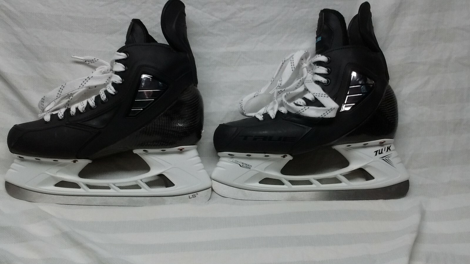 TRUE PRO STOCK HOCKEY SKATES W / SHOT BLOCKERS NEW ( 8 )