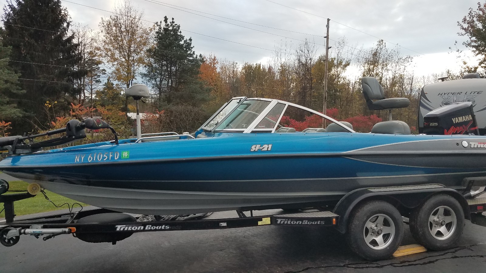 2002 TRITON SF21 FISH & SKI / 225 YAMAHA VMAX / DRIVE ON TRAILER