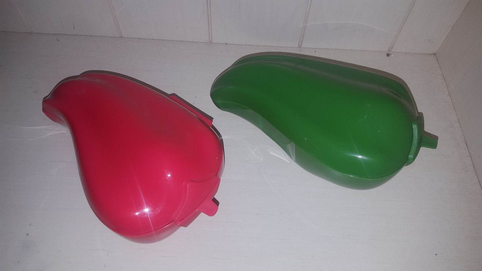 Nice Set TUPPERWARE Forget Me Not CHILI PEPPER Red GREEN Keepers CONTAINERS