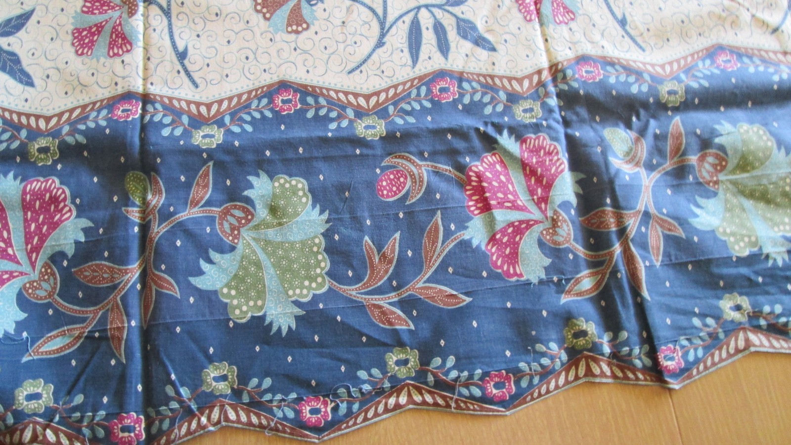 Vintage Fabric 3 yds  Skirt Curtain Scalloped Edge Floral