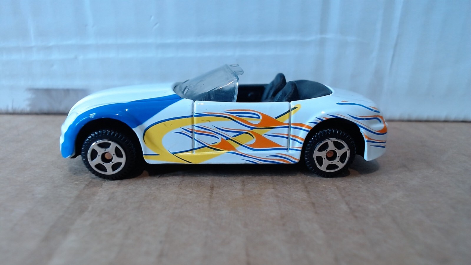 Motor Max #6088 White Convertible with flames Diecast China