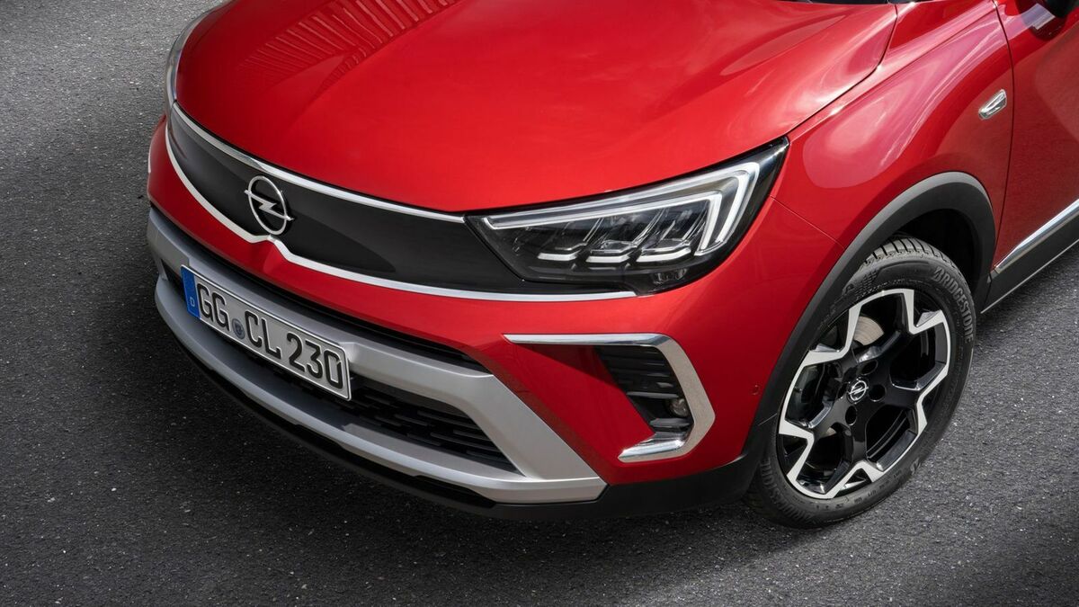 Focus on the hood of the Opel Crossland