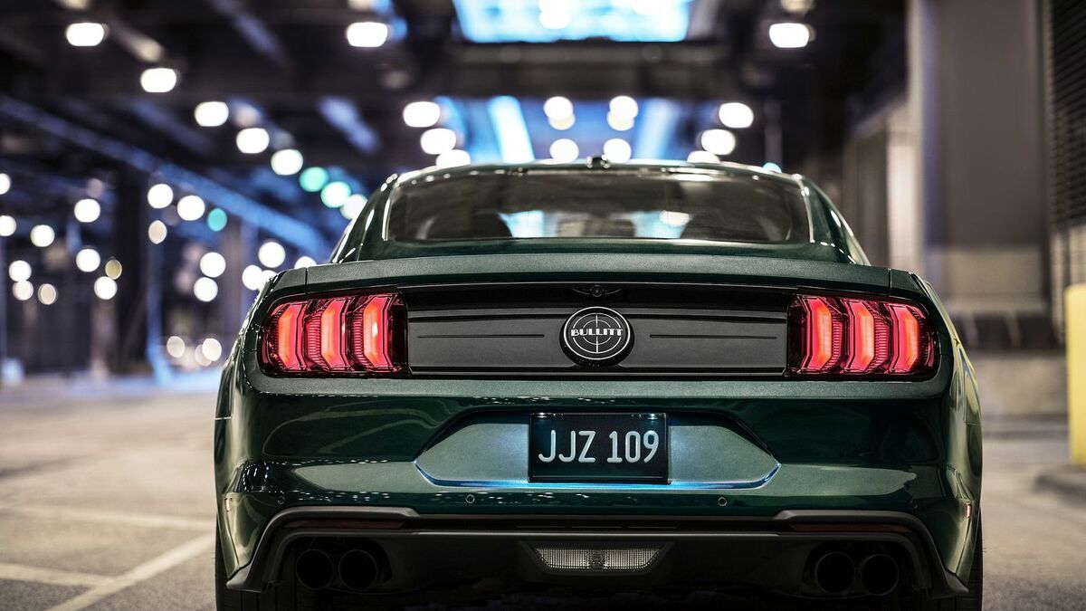 Zu sehen ist der Ford Mustang Bullitt von 2019 von hinten