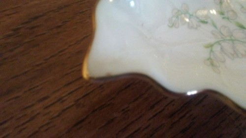 LEFTON HANDPAINTED LEAF SHAPED TRINKET DISH WITH WHITE COCKEL SHELL FLOWERS