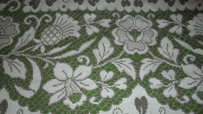 VTG. QUAKER LACE OFF- WHITE w Brown OUTLINE TABLECLOTH -DAISY/DAFFODIL-46 X 46