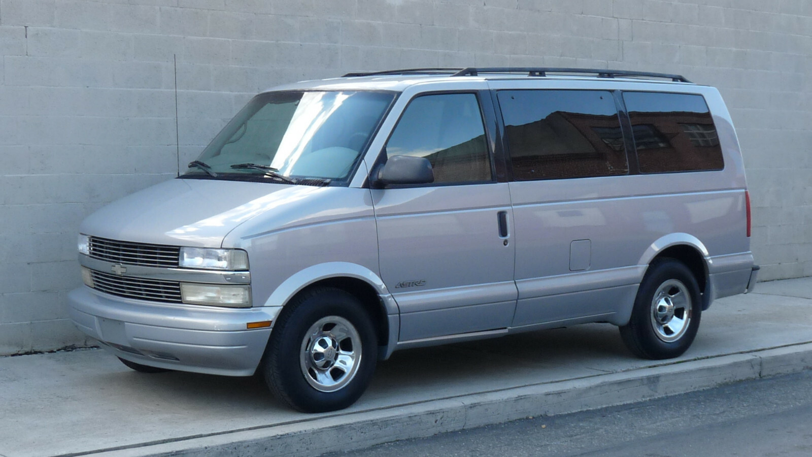 2000 Chevy Astro Ls Minivan. 8passenger. 165,171 Miles