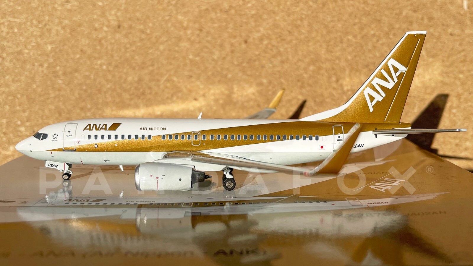 ANA・BOEING-737-700(GOLD-JET) ANA AIRNIPPON Boeing 737-700 Gold Jet : Amazon.ca
