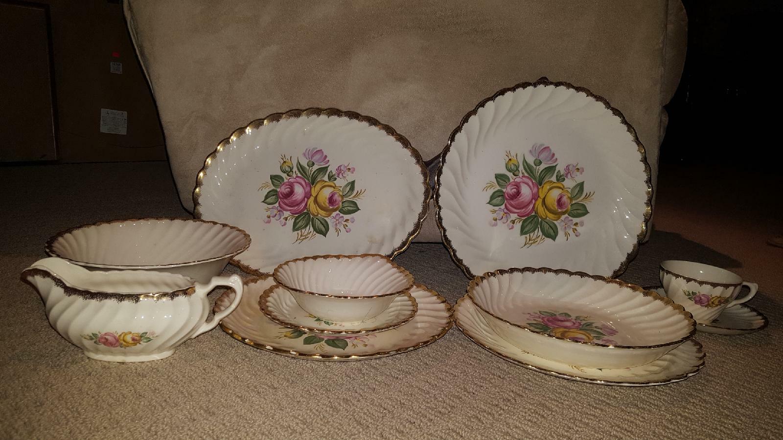 109 PIECES... ROYAL CHINA QUBAN ROYAL 22 GOLD