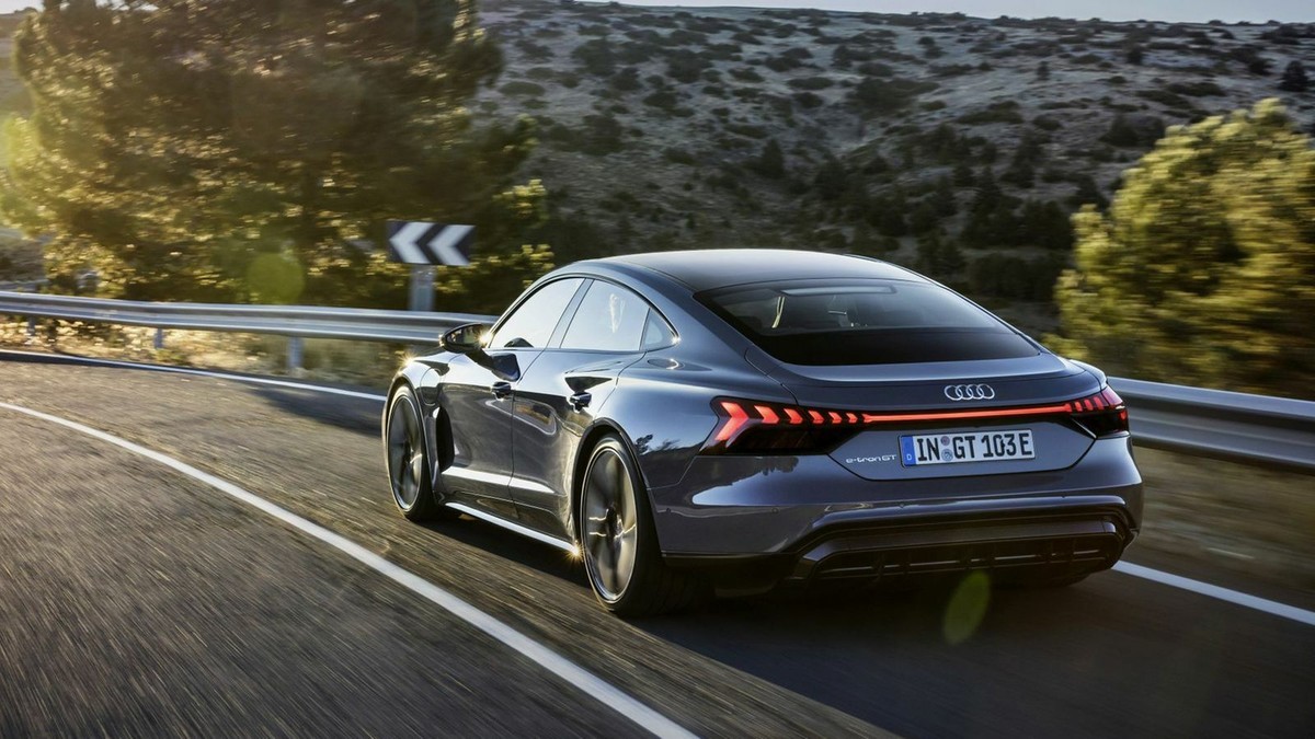 Audi RS e-Tron GT Dynamic photo, Color: Kemora gray metallic