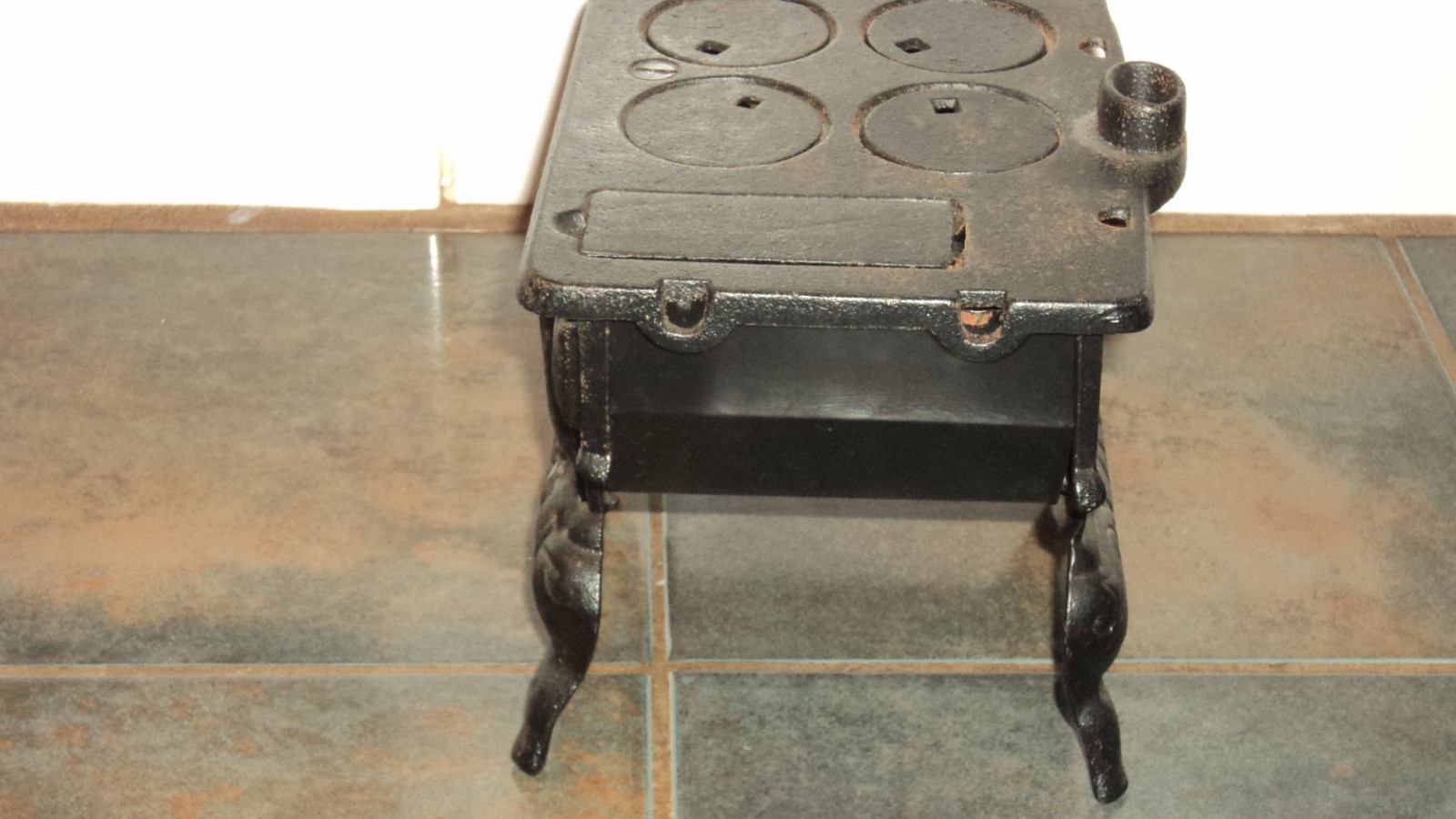 VINTAGE CRESCENT MINIATURE CAST IRON TOY STOVE AND OVEN, SALESMAN SAMPLE