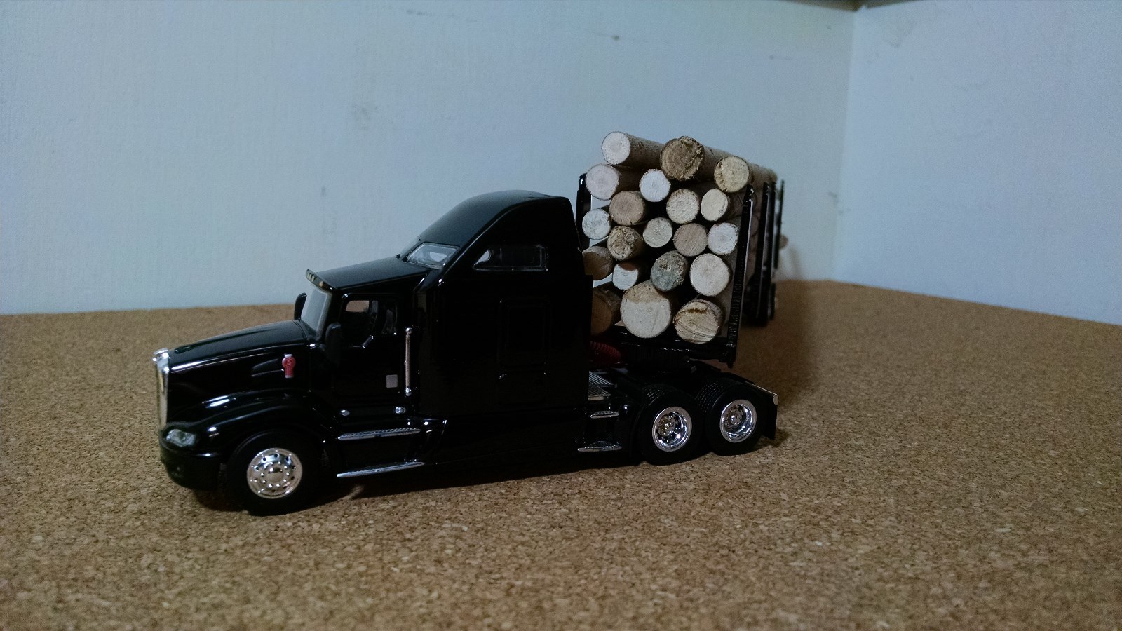 1/64 Kenworth & Custom Logging Trailer with Logs  ( C )