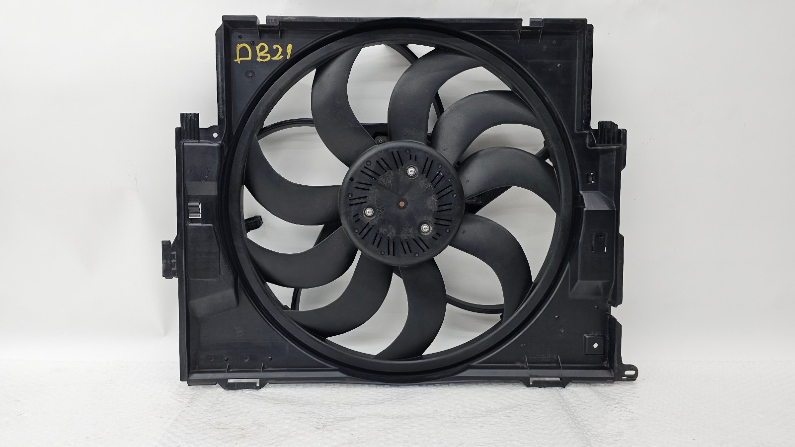 12-16 BMW F30 320i 328i N26 Front Radiator Cooling Fan Shroud Assy W/ Motor OEM