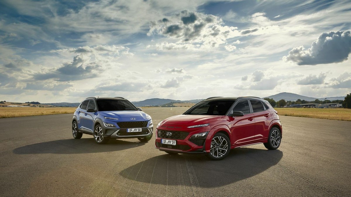 2 models Hyundai Kona 2020 FL blue and red