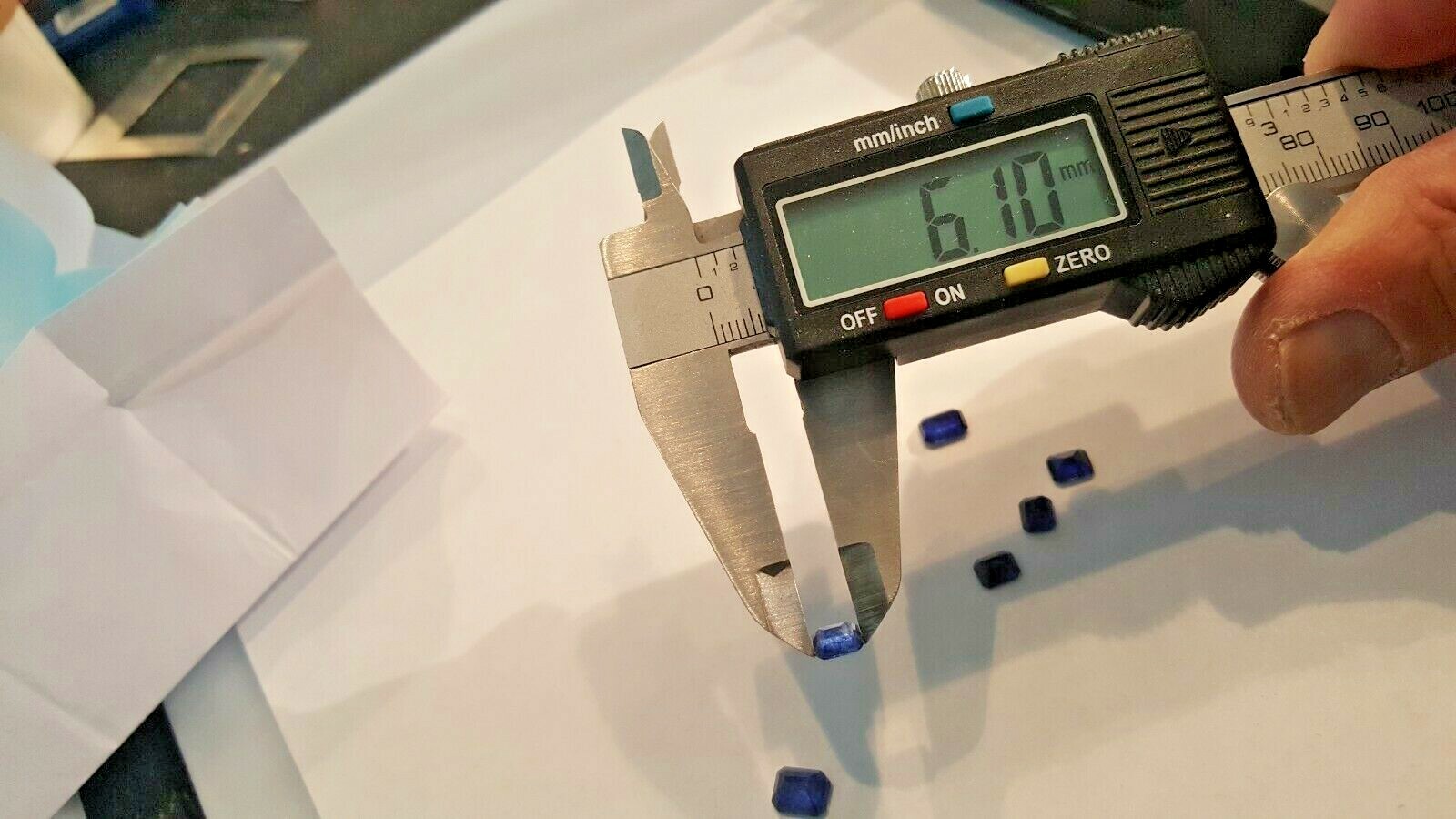 7.12 CARATS OF NATURAL BLUE SAPPHIRES  6 LARGE STONES 4.7MM TO 6.1MM