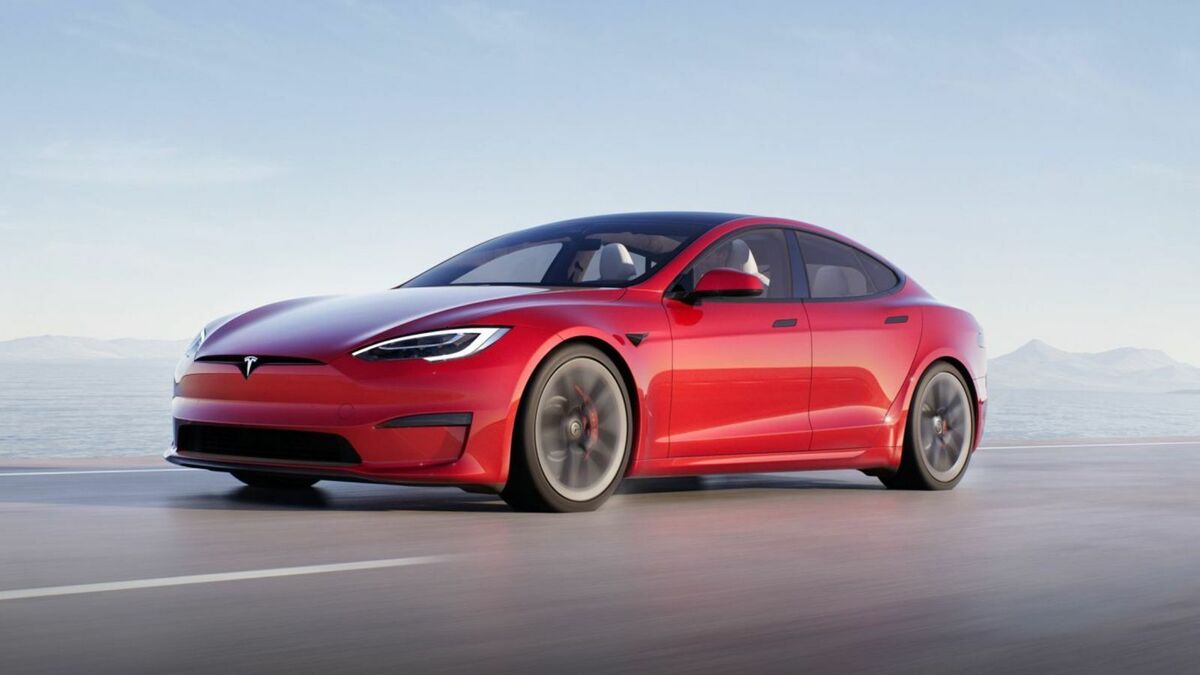 The Tesla Model S 2021 can be seen from the front