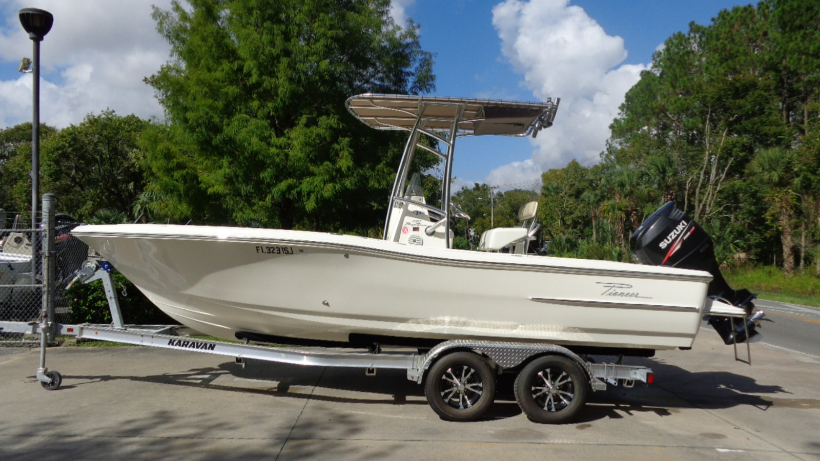 VERY NICE 2013 PIONEER 220 BAY SPORT CC FISHING BAY BOAT SUZUKI 4-STROKE 175 HP