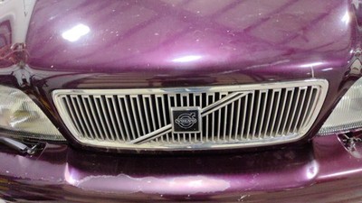 98-02 Volvo C70 Front Upper Grille Assembly