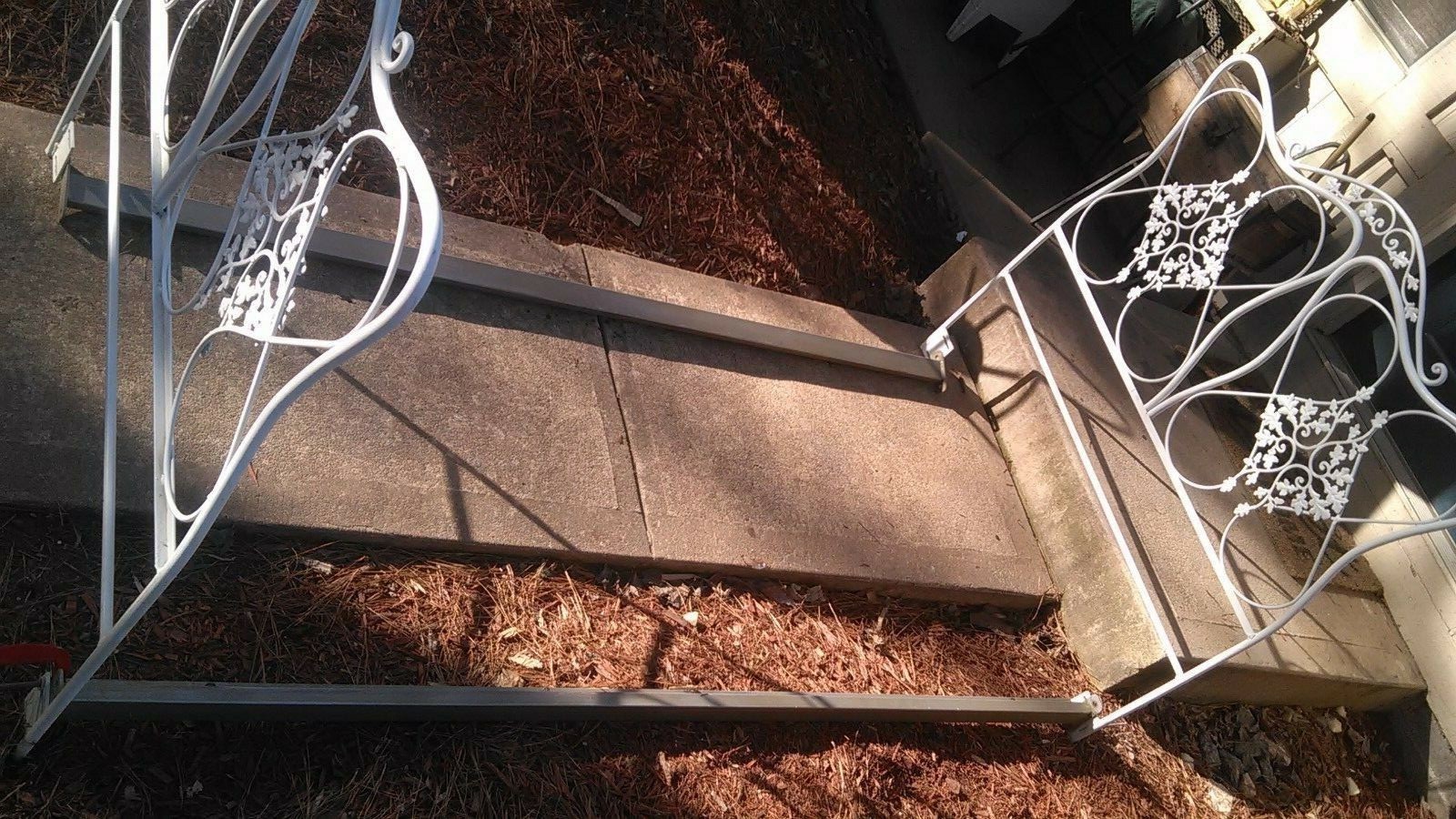 VINTAGE FRENCH COUNTRY SOLID WROUGHT IRON ACORN LEAF TRUNDLE BED DAY BED TWIN