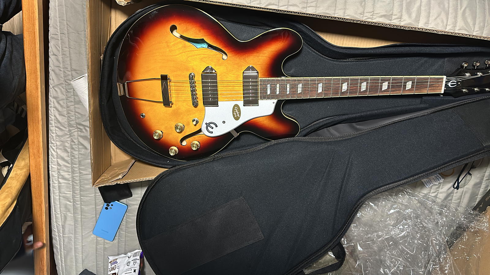 Epiphone Casino Vintage Sunburst Electric Guitar with Gig Epiphone Casino Vintage Sunburst Electric Guitar with Gig