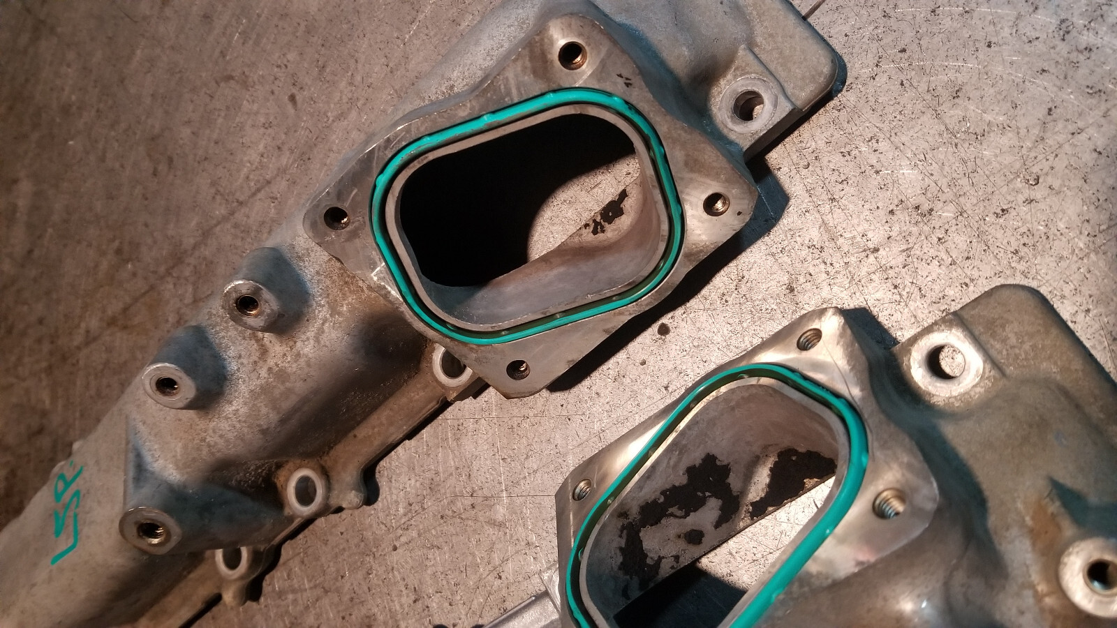 12643886 & 12643888 6.6L DURAMAX L5P INTAKE MANIFOLDS RUNNER 2017-2023 - Picture 8 of 8