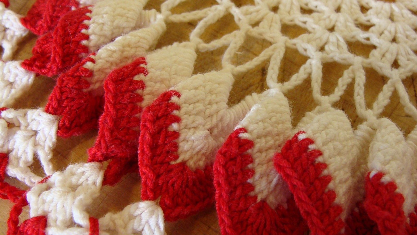 Christmas Doily Hand Crocheted   25 in. across   Pre-owned