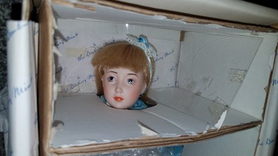 Alice In Wonderland Storybook Collection The Danbury Mint Porcelain Doll