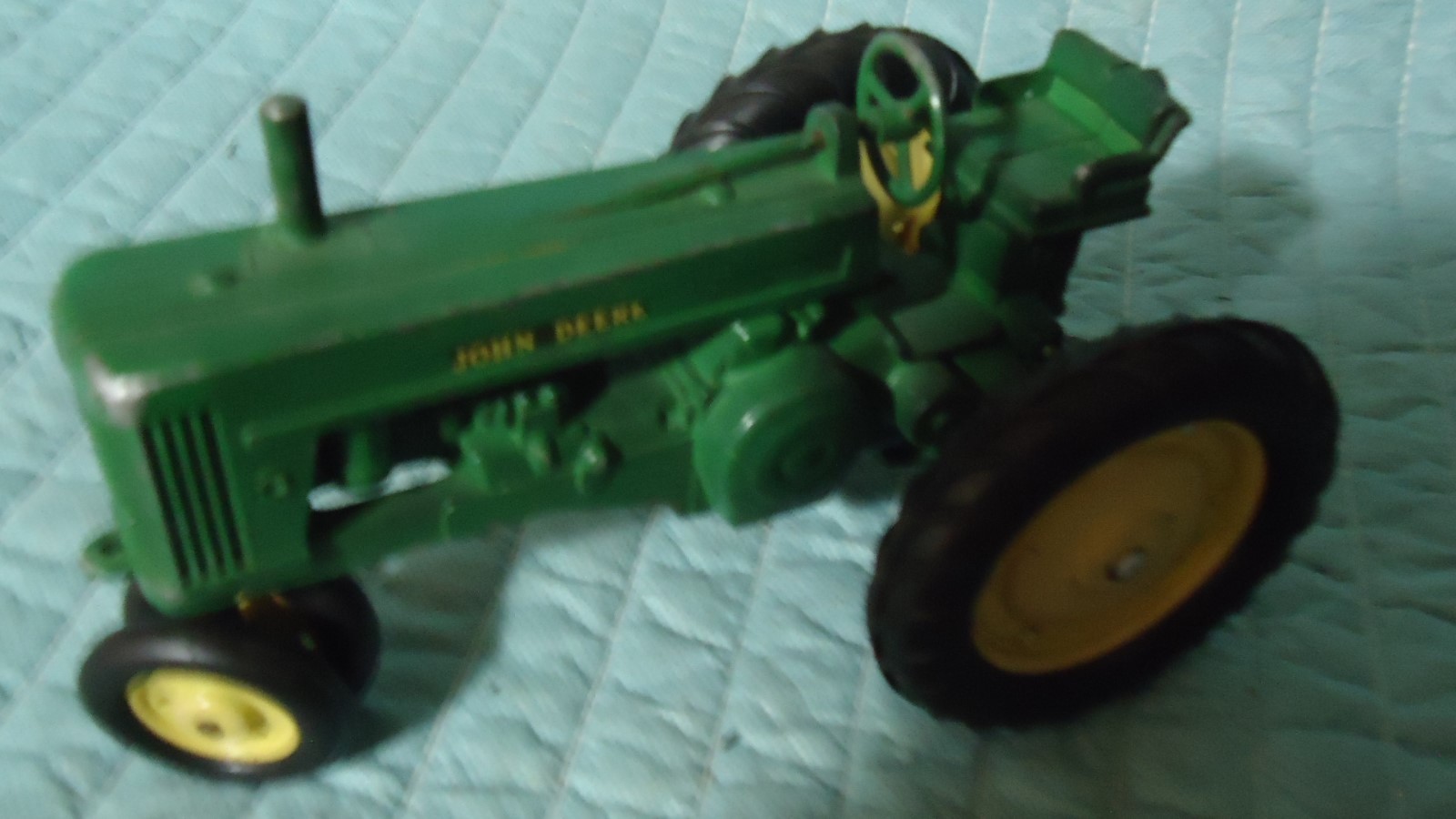 VINTAGE ERTL  JOHN DEERE 60  PAINT IS  95%  1/16 NO BREAKS OR REPAIRS 1952 NICE