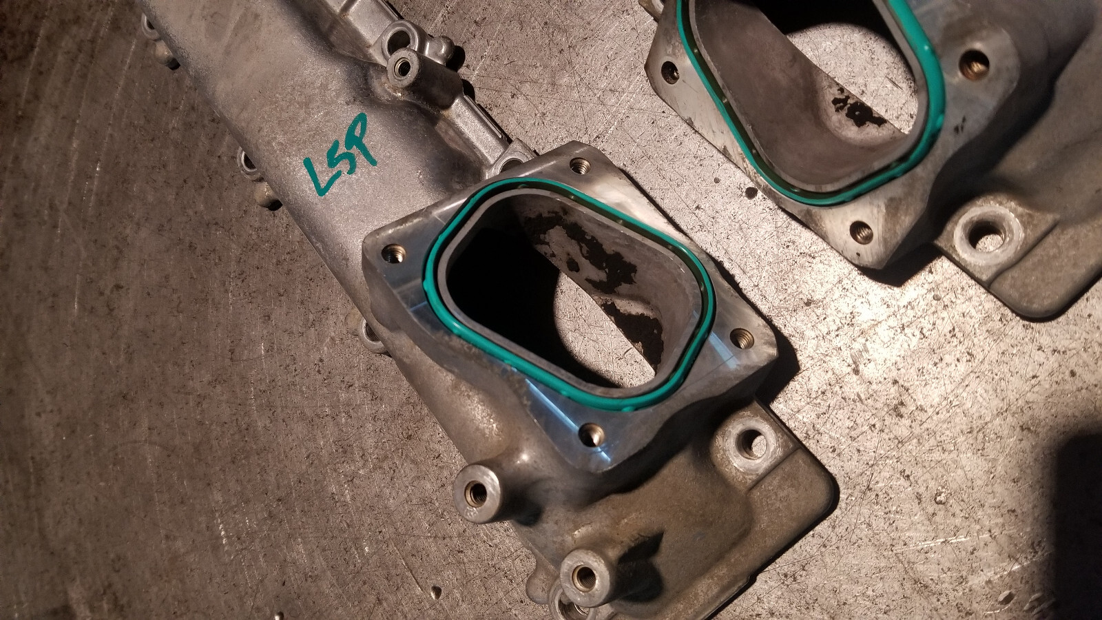 12643886 & 12643888 6.6L DURAMAX L5P INTAKE MANIFOLDS RUNNER 2017-2023 - Picture 7 of 8