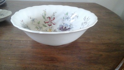 JOHNSON BROTHERS SHERATON ROUND VEGETABLE BOWL SERVING 8 3/4 inches