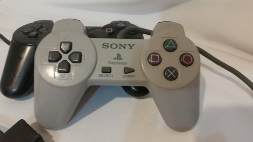 2 Playstation Controllers Lot / 1 black dual shock 2  Tested and working