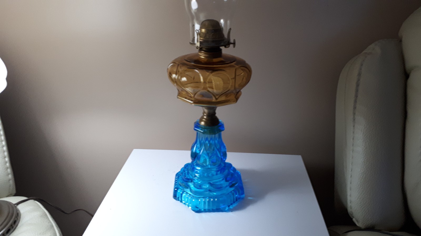 Beautiful Vintage/Antique oil lamp