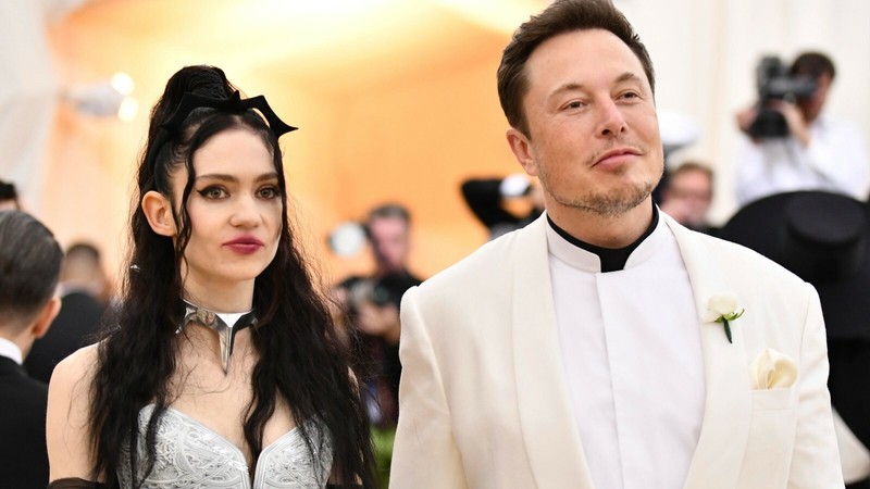 Elon Musk & Grimes Girlfriend CEO Entrepreneur Electric Vehicle Picture