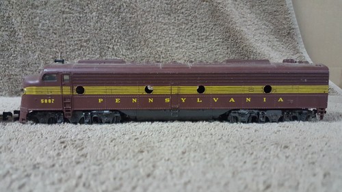 5887  2 Rivarossi HO Scale E8 Diesel Locomotive Pennsylvania