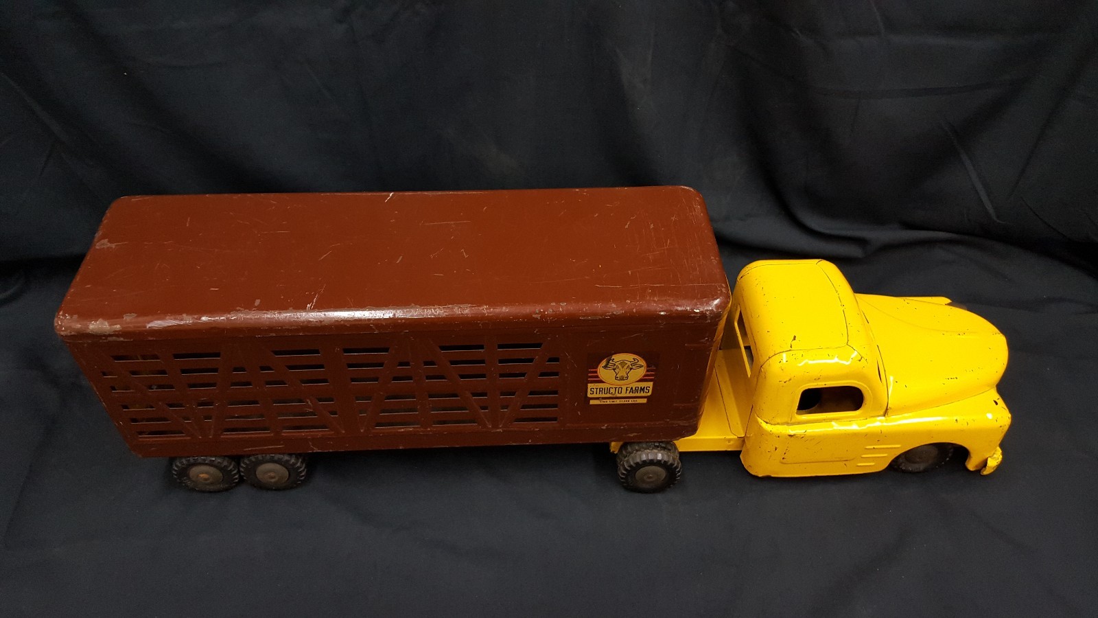 Structo Farms Bull Steer Toy Tractor Trailer Hauler