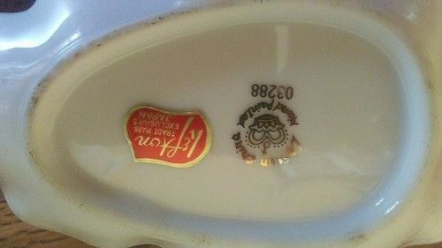 LEFTON HANDPAINTED LEAF SHAPED TRINKET DISH WITH WHITE COCKEL SHELL FLOWERS