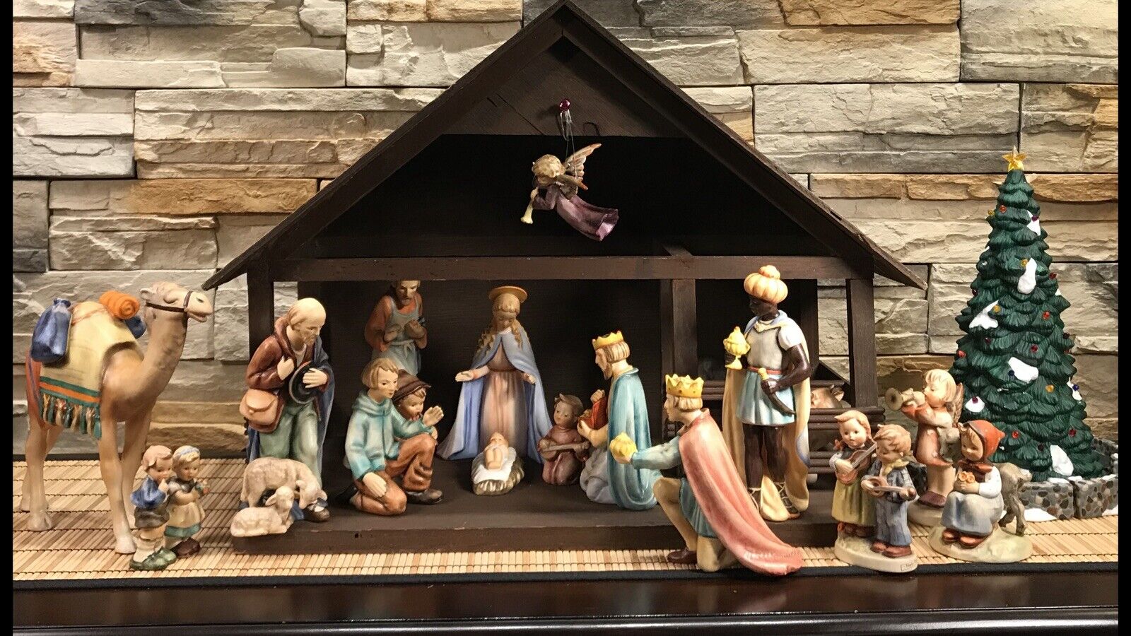 Goebel Hummel Nativity 18-Piece Set #214 plus Crèche Goebel Hummel Nativity 18-Piece Set #214 plus Crèche