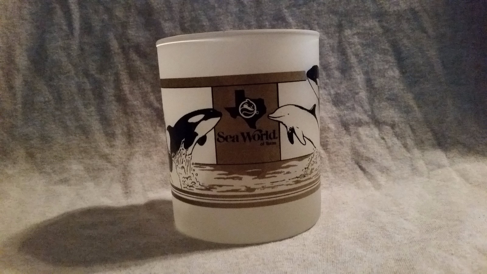 Rare Vintage 1968 Sea World Frosted Glass with Shamu the Whale