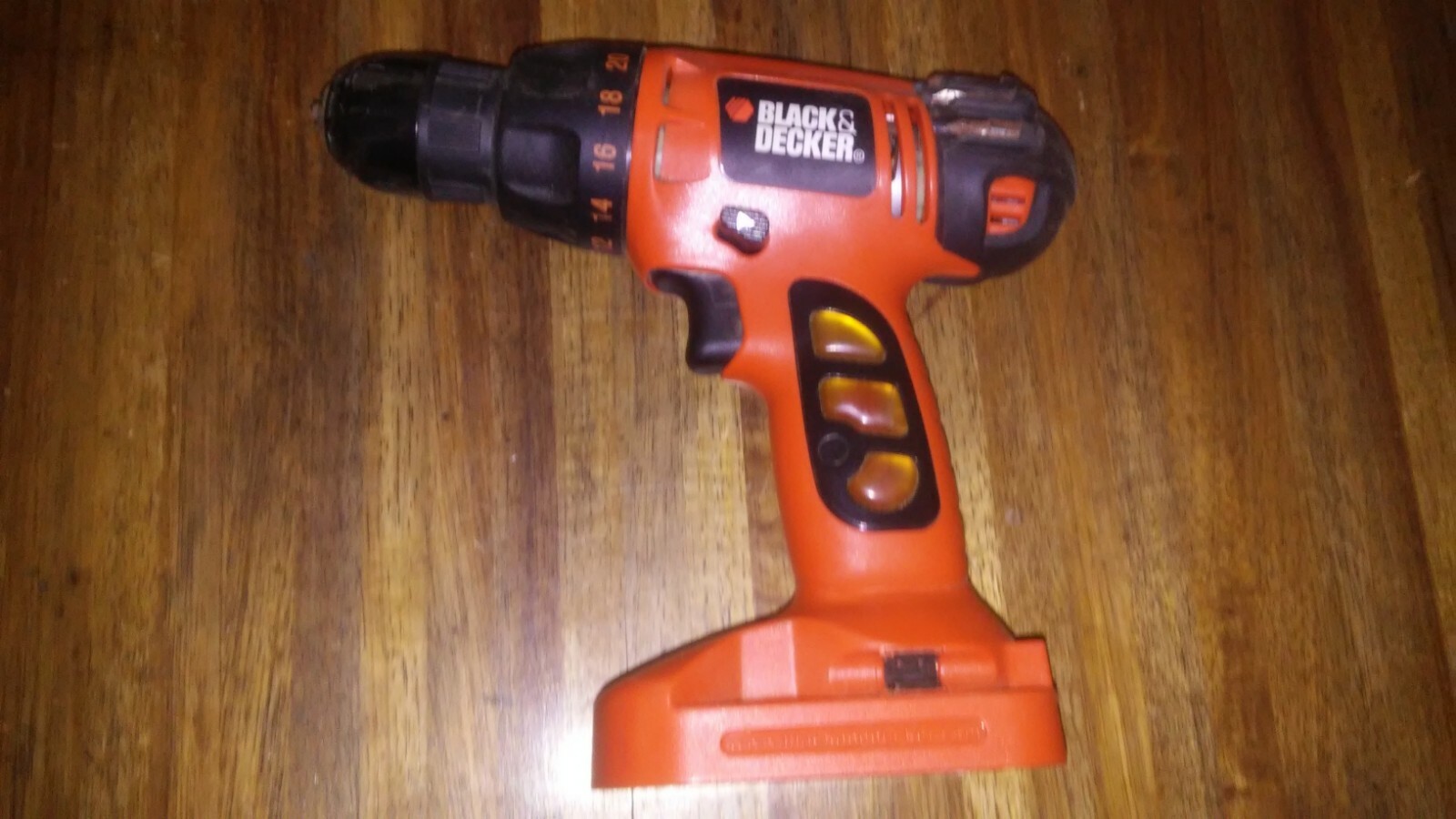Black & Decker cordless drill, 2 bat, flashlt, handsaw, sd sensor, charger, case