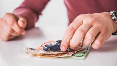 Jeder Autofahrer braucht eine Kfz-Versicherung. Mit dem Schadenfreiheitsrabatt kannst Du Geld sparen.