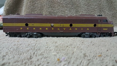 5887  2 Rivarossi HO Scale E8 Diesel Locomotive Pennsylvania