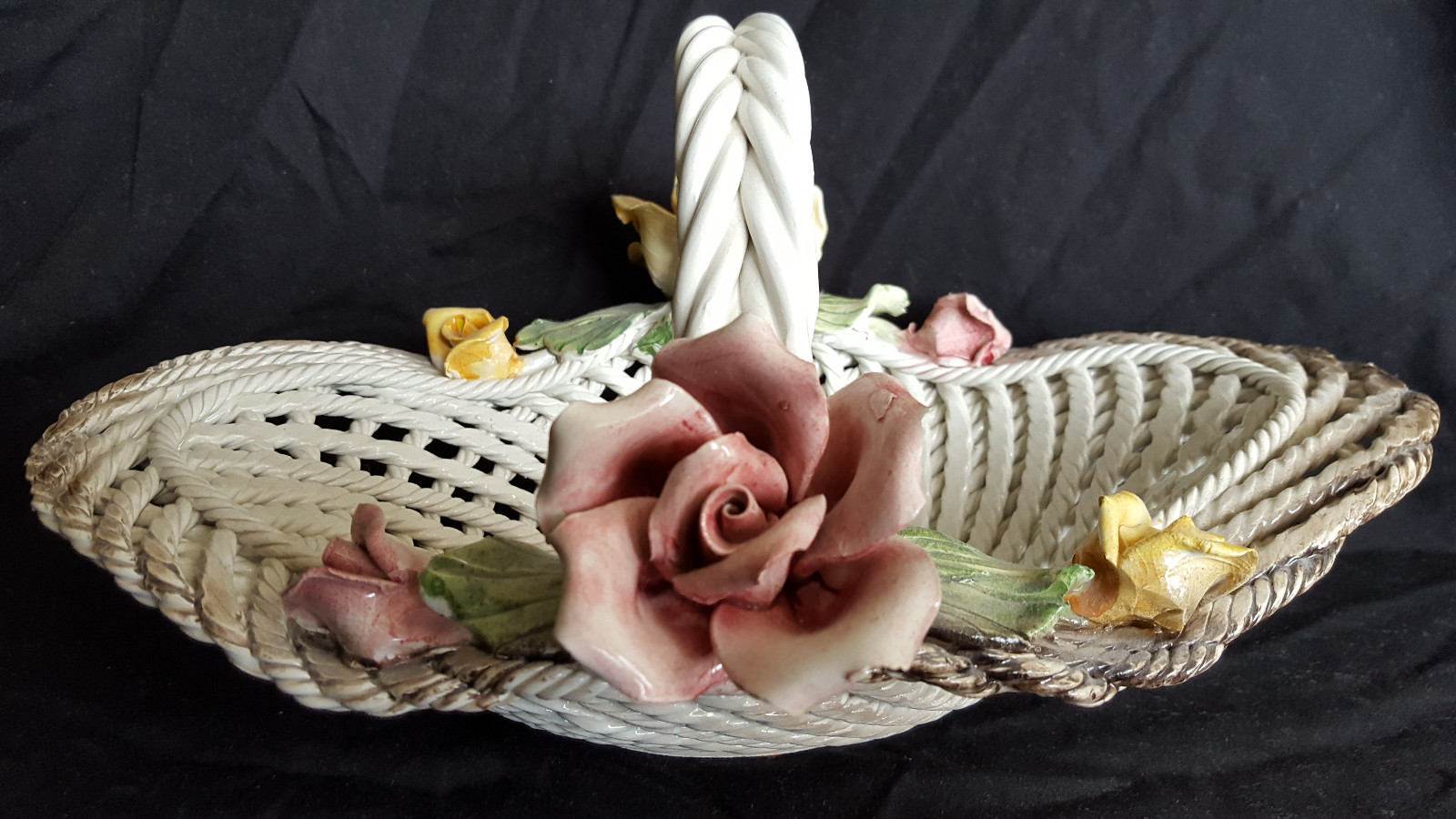 Vintage CAPODIMONTE Porcelain WHT LATTICE BASKET Made in Italy PINK YELLOW ROSES