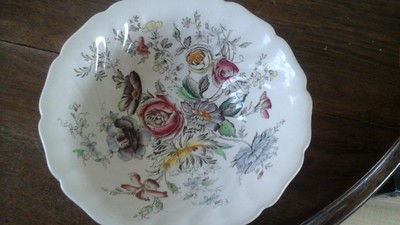 JOHNSON BROTHERS SHERATON ROUND VEGETABLE BOWL SERVING 8 3/4 inches