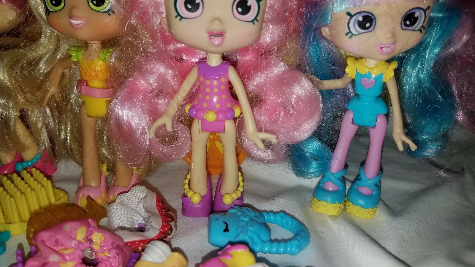 LOT OF 5 SHOPKINS DOLLS WITH ACCESSORIES AND VEHICLE 5