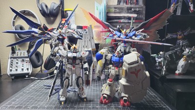 4 MG 1/100 Gundam Mix Lot (SEE PICTURES AND READ DESCRIPTION BEFORE BUY)